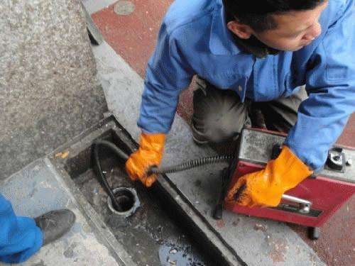 东成镇疏通下水道