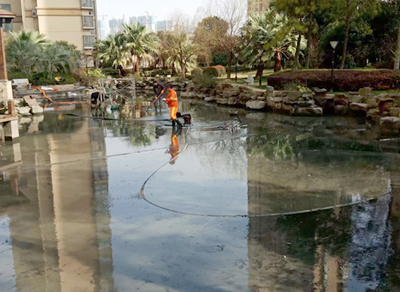 东成镇景观池淤泥清理