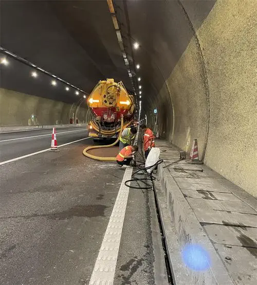 东成镇隧道排水渠清淤